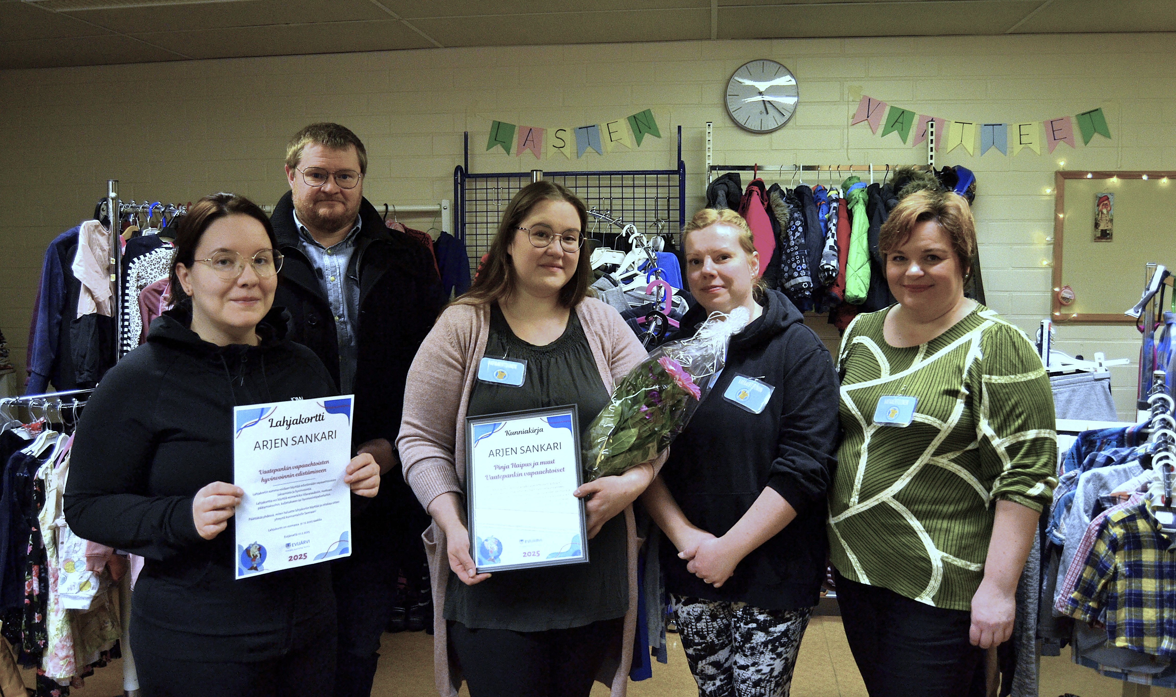 Arjen Sankari Pinja Haipus ja vaatepankin vapaaehtoiset